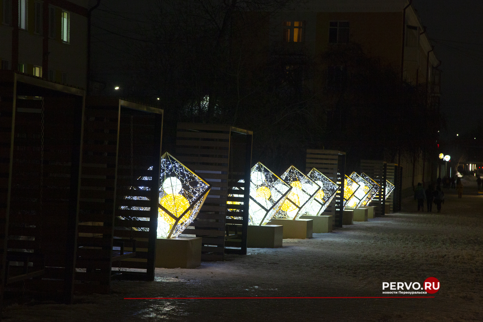 Улицы и общественные территории Первоуральска продолжают украшать к новогодним праздникам