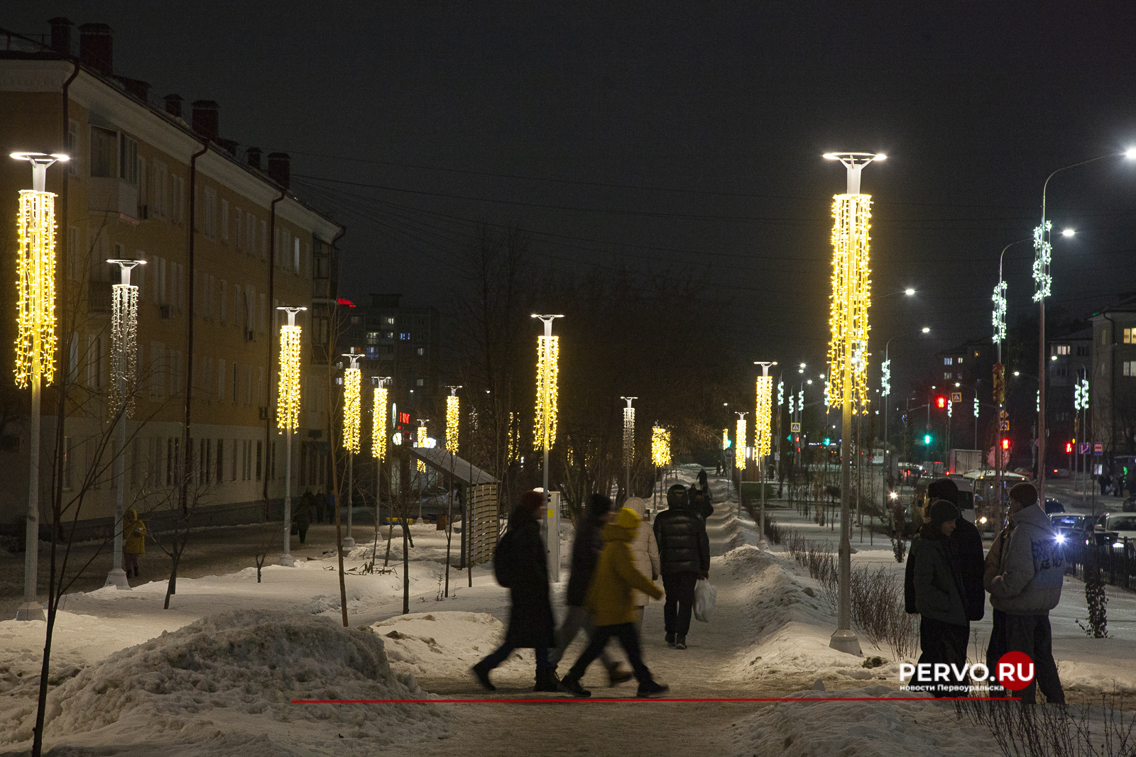 Улицы и общественные территории Первоуральска продолжают украшать к новогодним праздникам