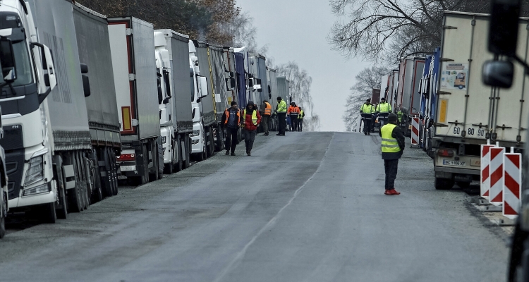 Очередь из 2,5 тыс. грузовиков образовалась на границе Украины с Польшей