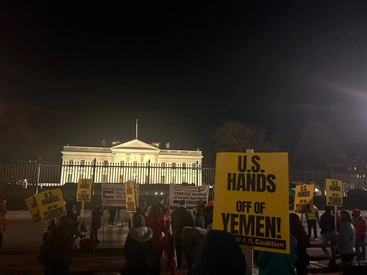Возле Белого дома бастуют активисты после ударов США по Йемену