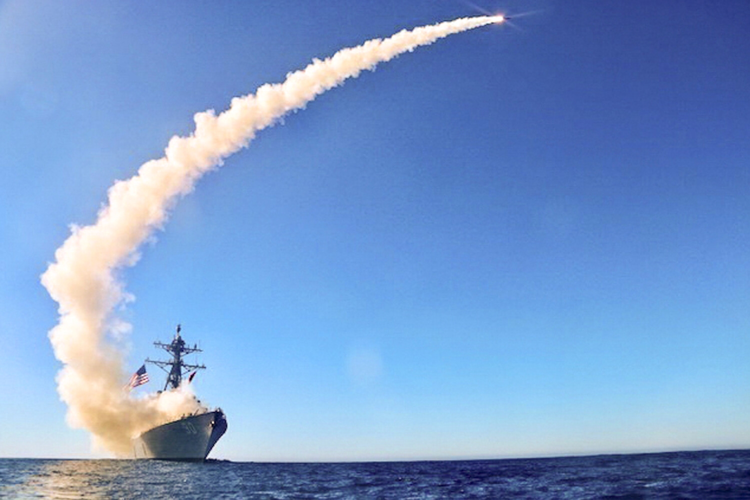 Американское судно поразили ракетой у берегов Йемена