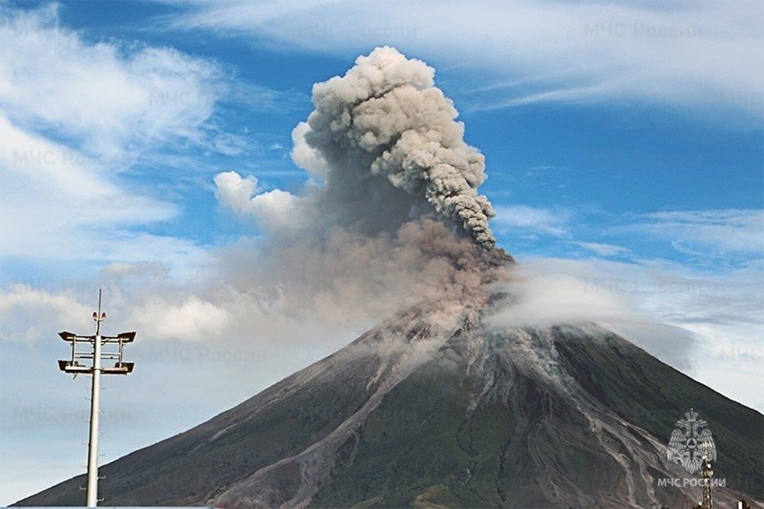 На вулкане Эбеко на Курильских островах произошел пепловый выброс