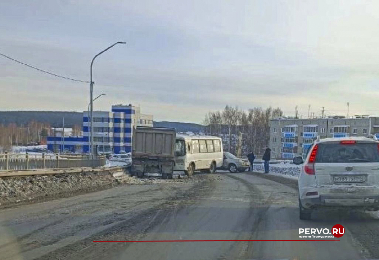 В Первоуральске самосвал столкнулся с пассажирским автобусом