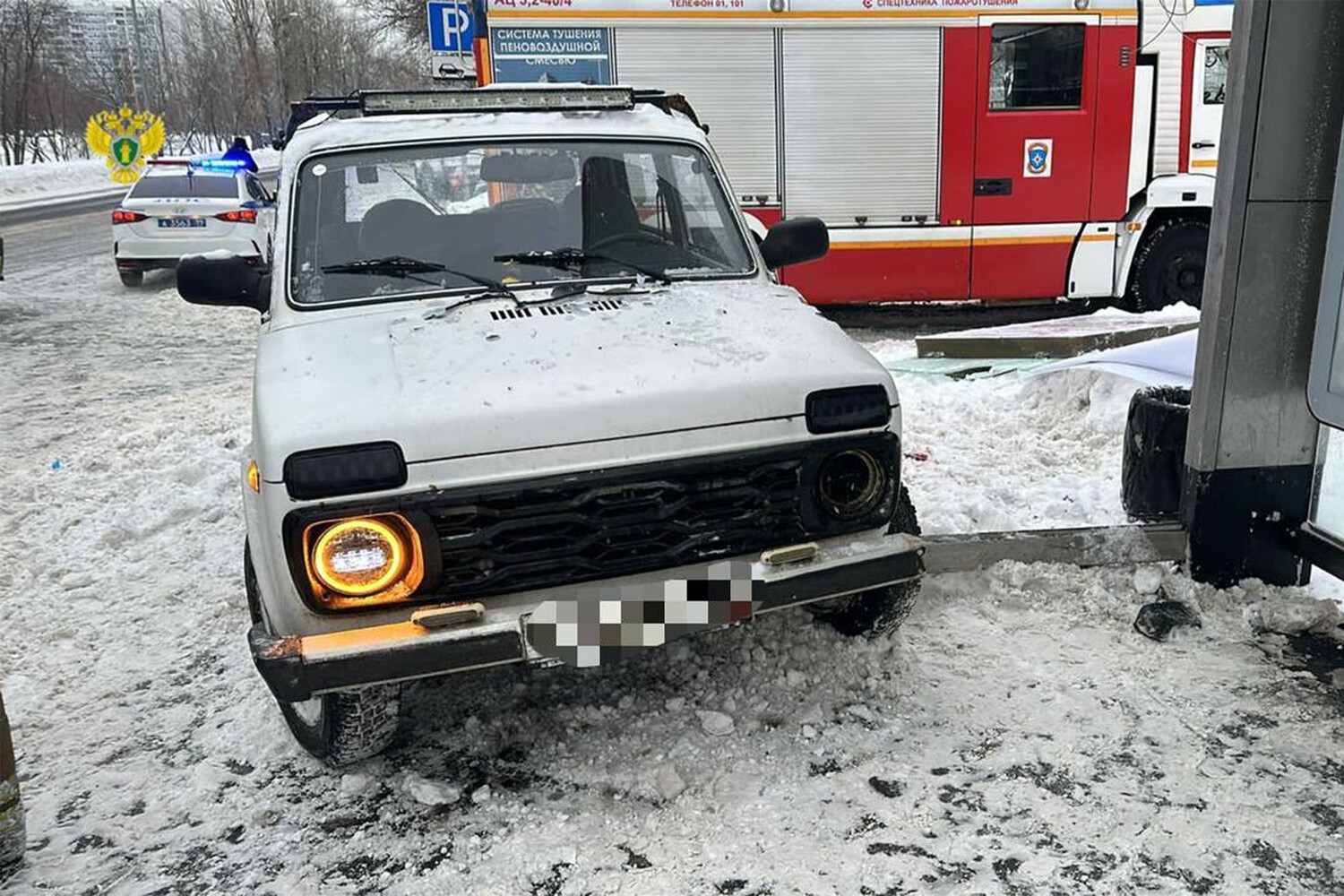 В Москве Lada Niva врезался в остановку с людьми, пятеро пострадали