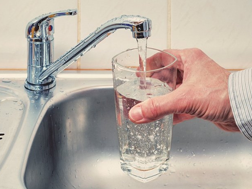 Кран с водой. Питьевая вода из под крана. Накопительный самопромывающийся фильтр для воды под мойку. Чистить воду. Фильтр для воды под мойку с обратным осмосом.