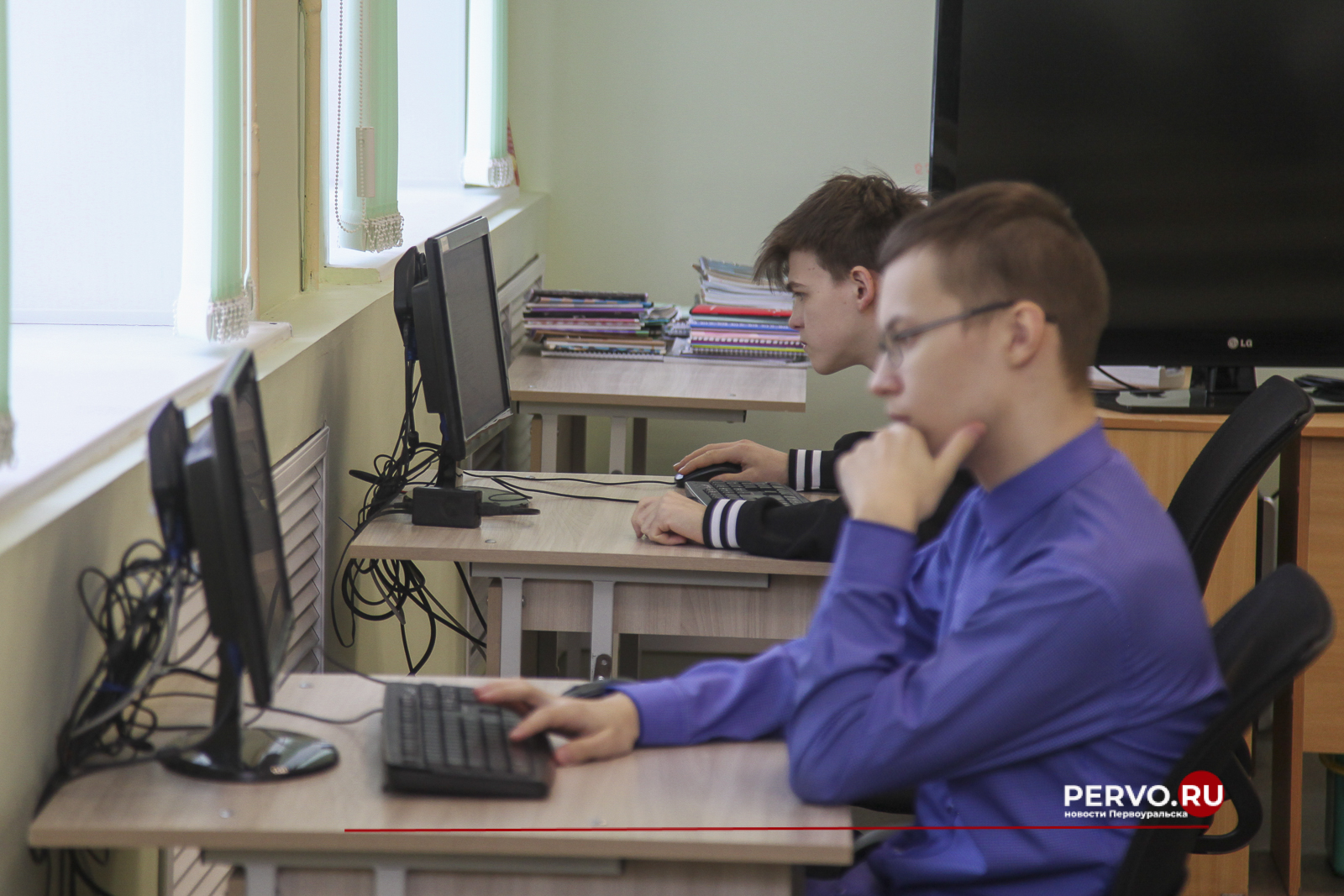 логотип компании русский хром 1915. часы приема процедурного кабинета поликлиники. регистратура хромпик первоуральск телефон. стадион хромпик первоуральск. кабинет флюорографии поликлиника.