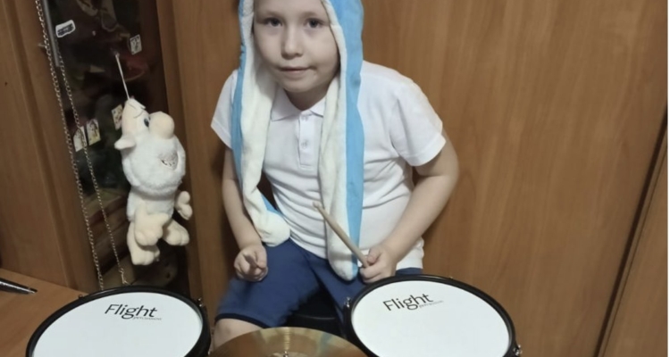 Восьмилетний Прохор получил барабанную установку от министра культуры 