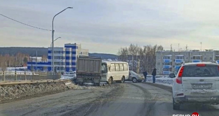 В Первоуральске самосвал столкнулся с пассажирским автобусом