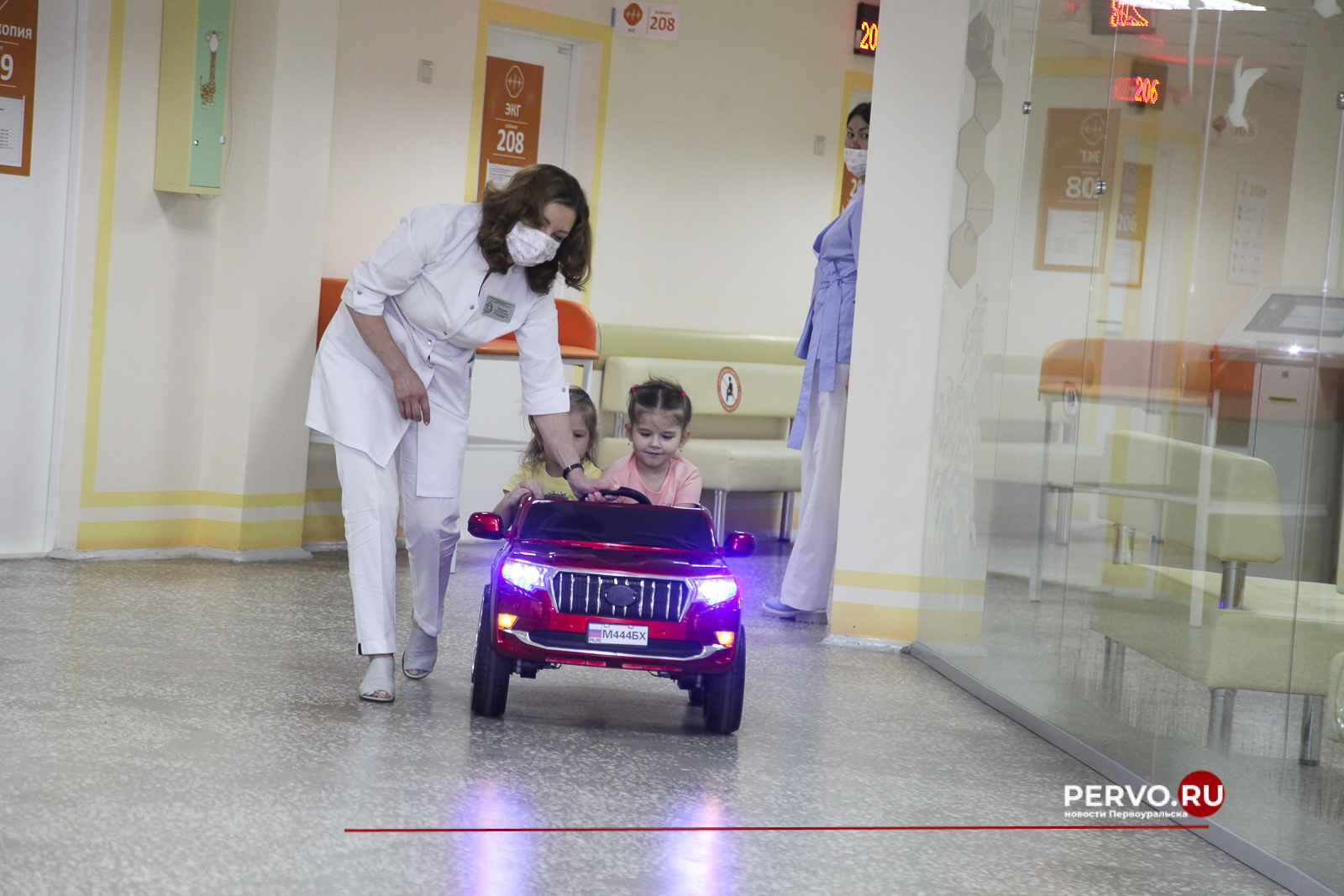 В Детской больнице Первоуральска появились электромобили