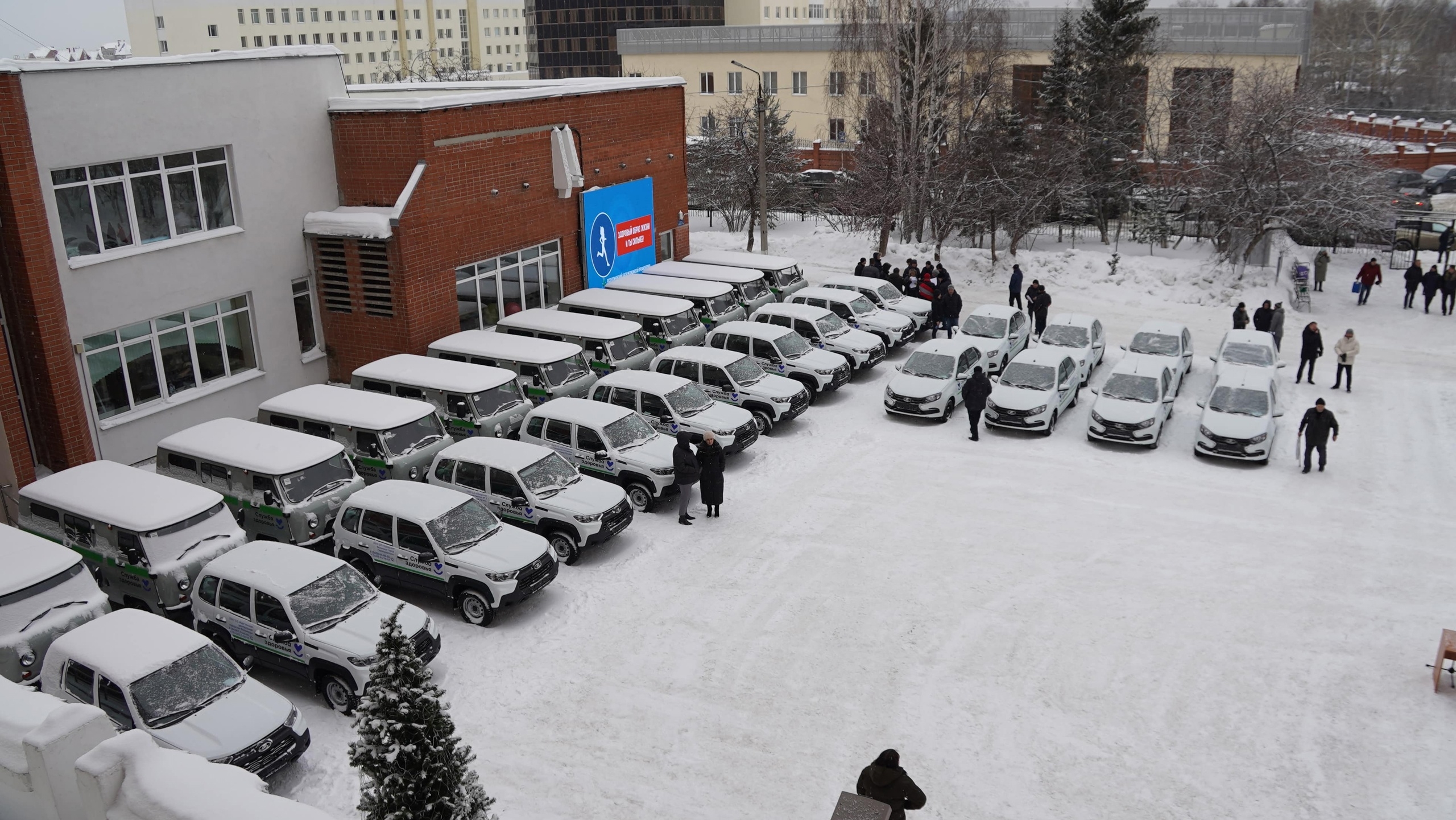 Городская больница Первоуральска получила два новых автомобиля