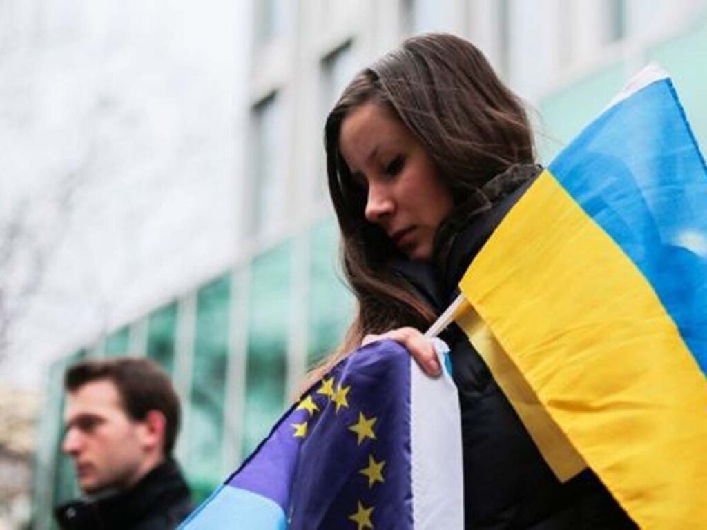 На Украине доля критикующих политику Киева впервые превысила 50%
