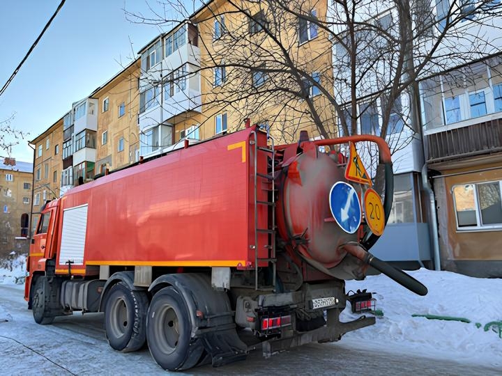 Четыре каналопромывочные машины ведут работы по промывке сетей ...