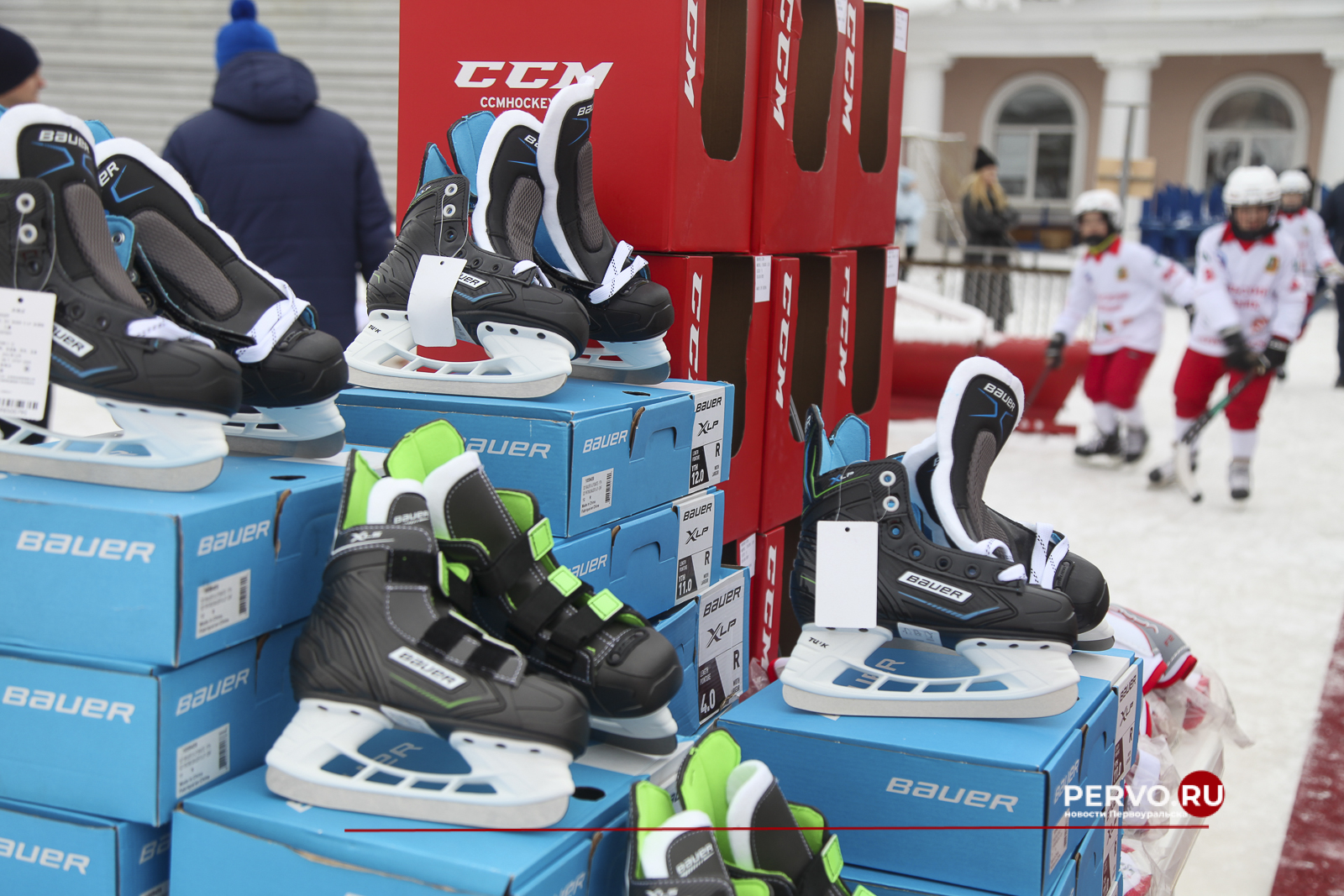 ПНТЗ вручил экипировку юным воспитанникам Академии хоккея с мячом