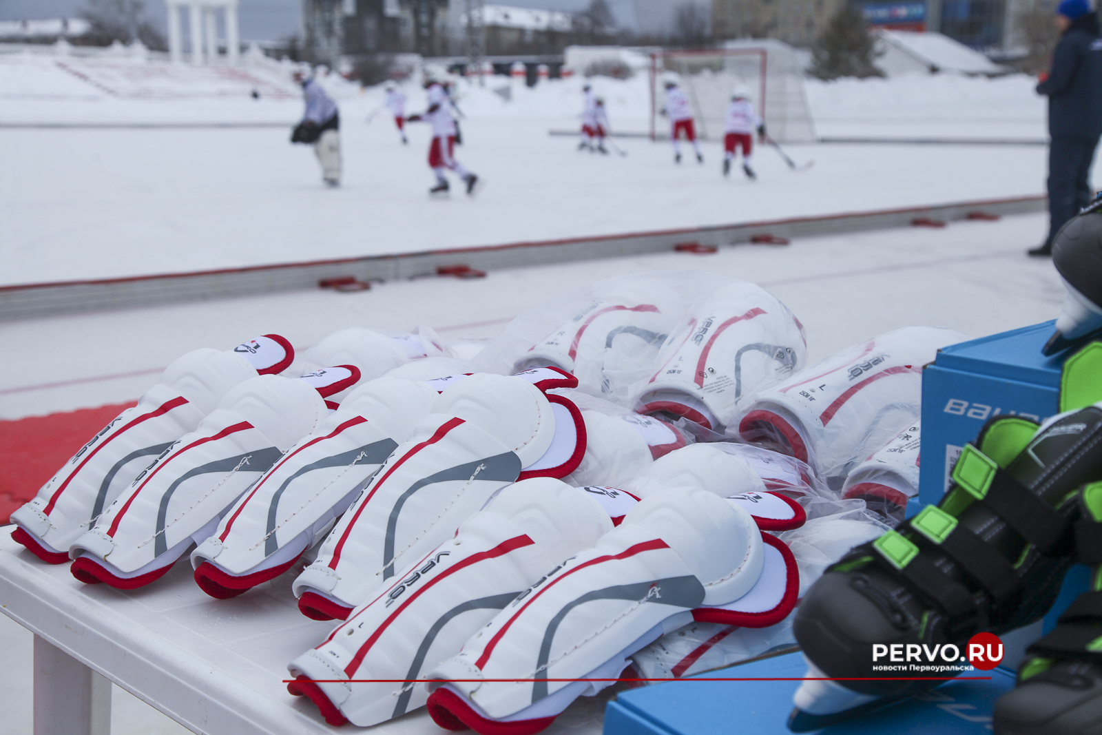 ПНТЗ вручил экипировку юным воспитанникам Академии хоккея с мячом