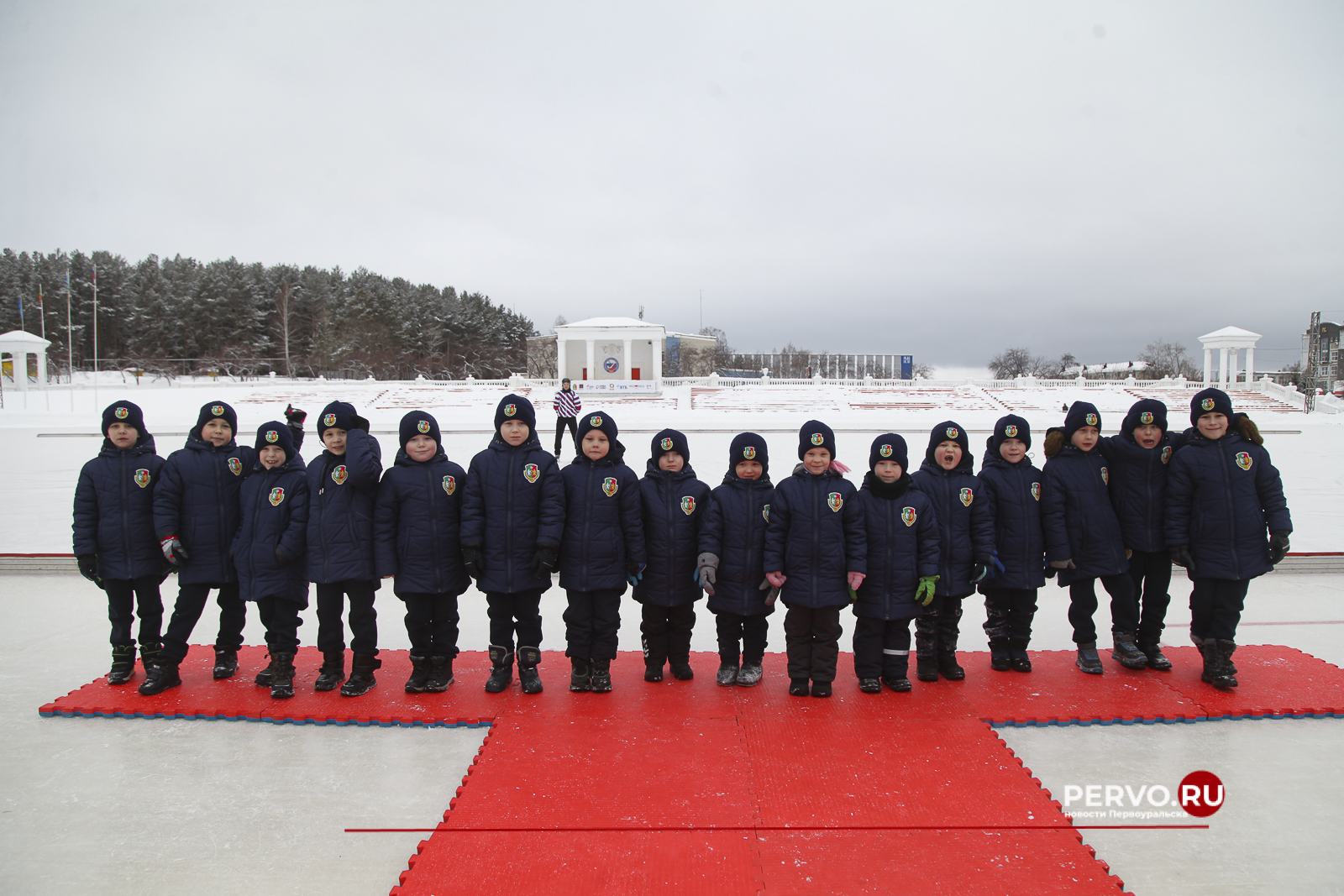 ПНТЗ вручил экипировку юным воспитанникам Академии хоккея с мячом