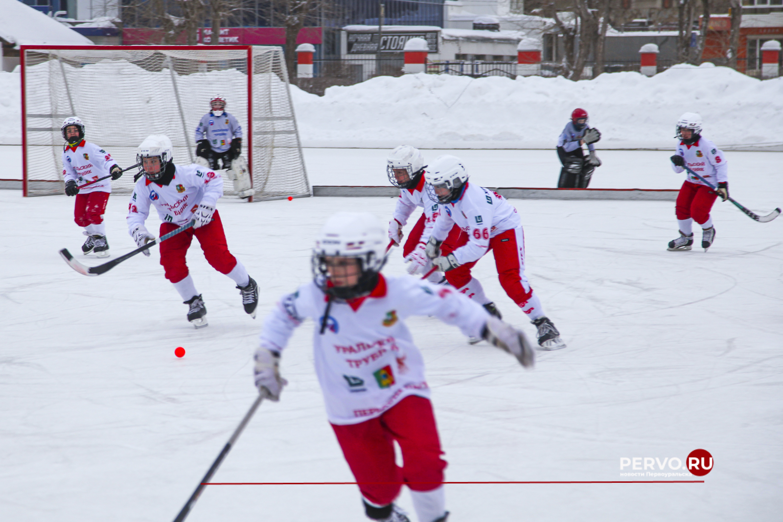 ПНТЗ вручил экипировку юным воспитанникам Академии хоккея с мячом