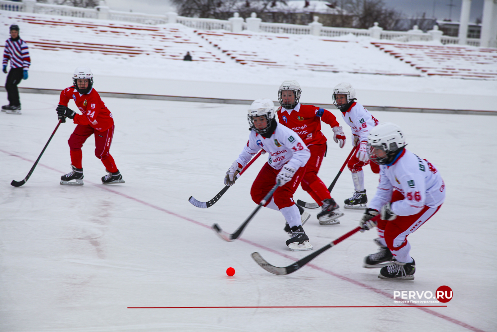 ПНТЗ вручил экипировку юным воспитанникам Академии хоккея с мячом