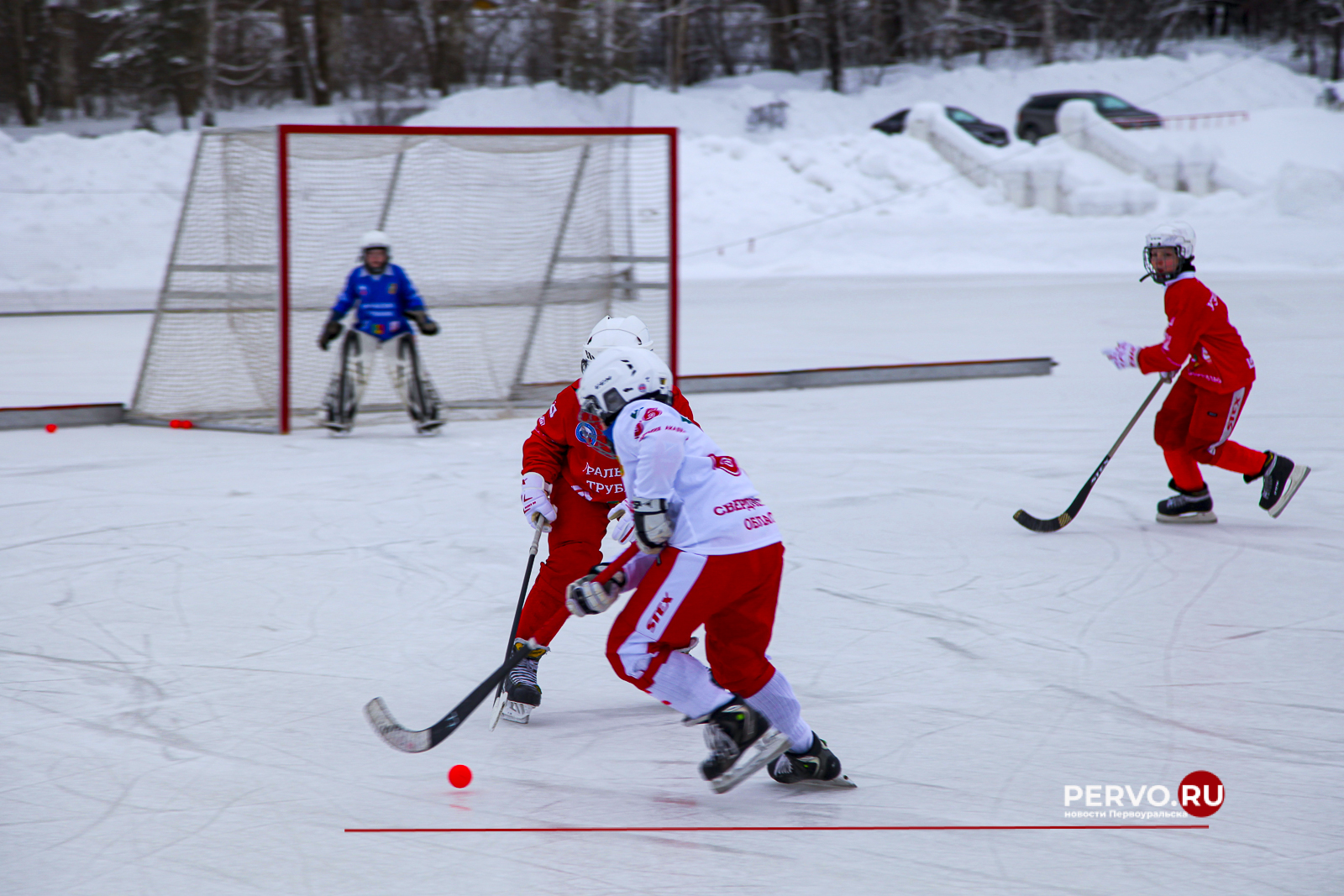 ПНТЗ вручил экипировку юным воспитанникам Академии хоккея с мячом