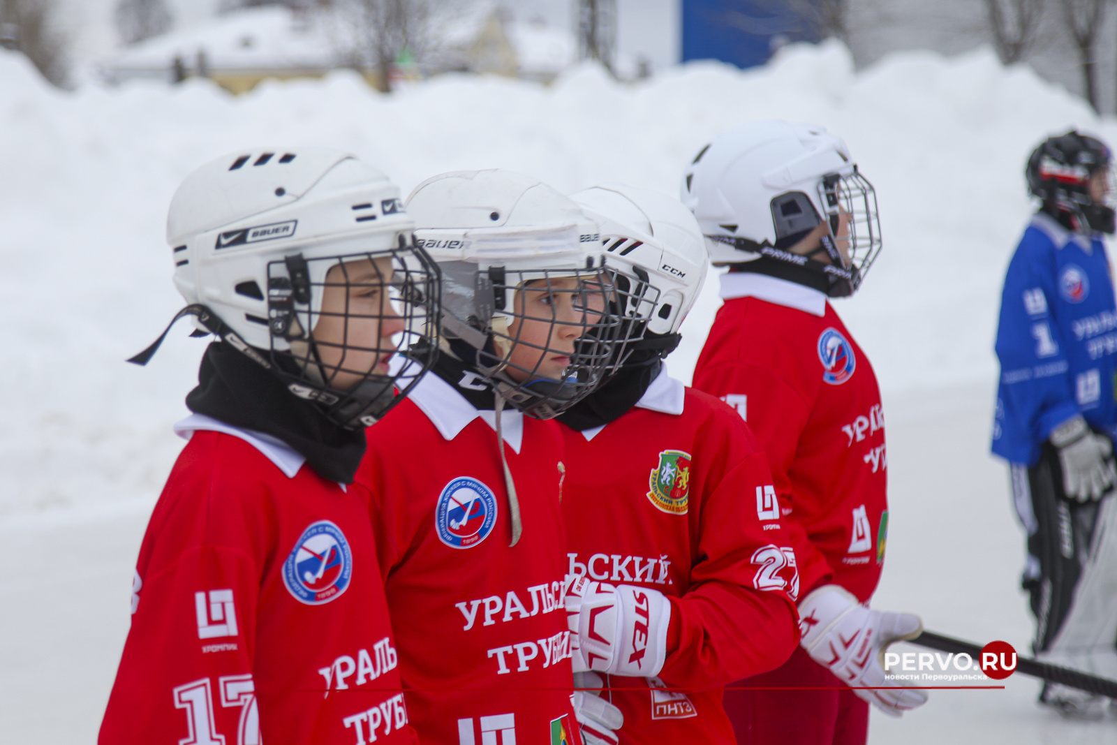 ПНТЗ вручил экипировку юным воспитанникам Академии хоккея с мячом
