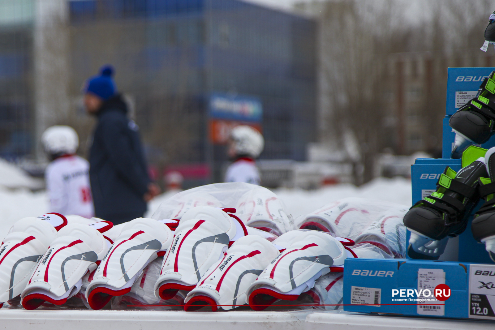 ПНТЗ вручил экипировку юным воспитанникам Академии хоккея с мячом
