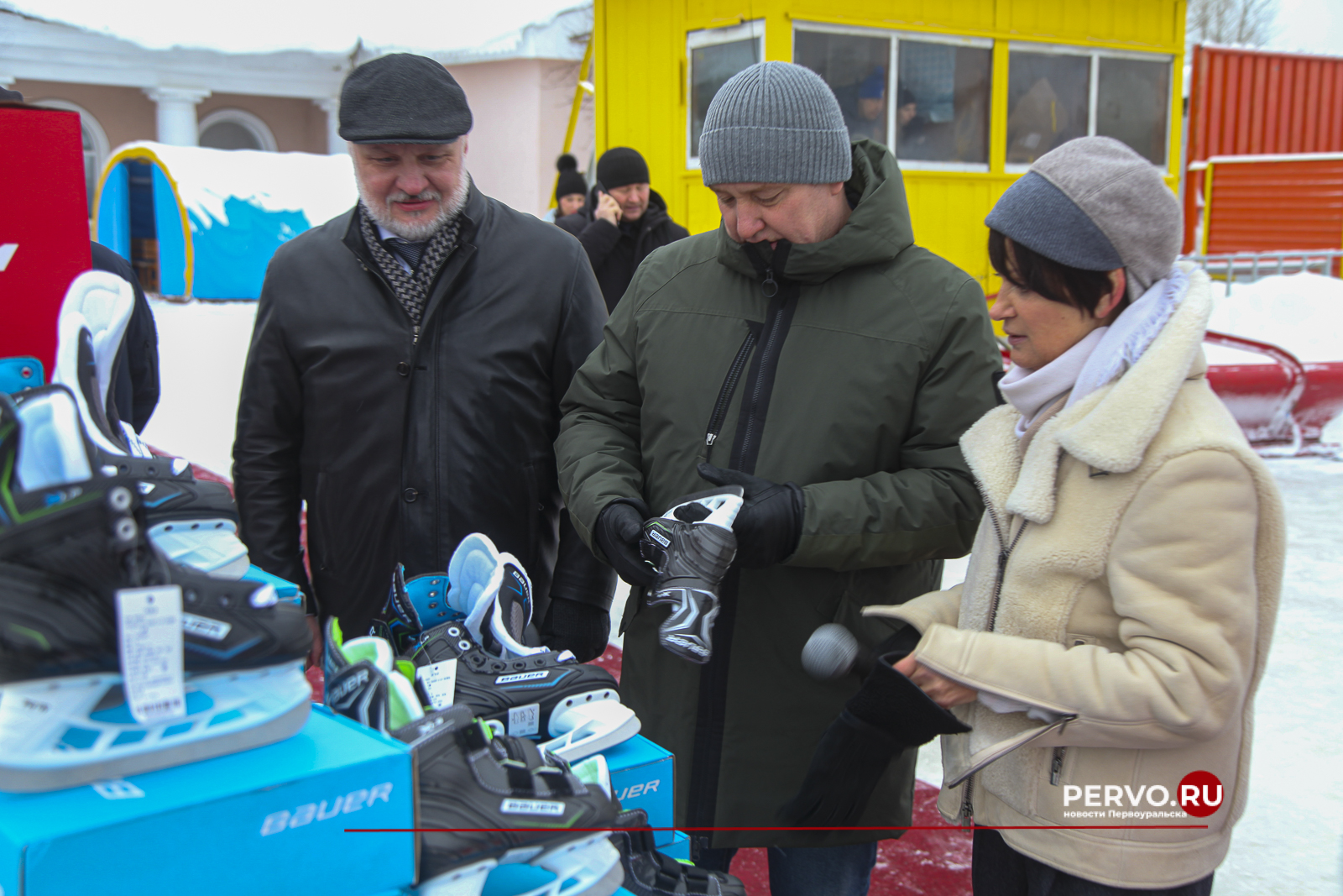 ПНТЗ вручил экипировку юным воспитанникам Академии хоккея с мячом