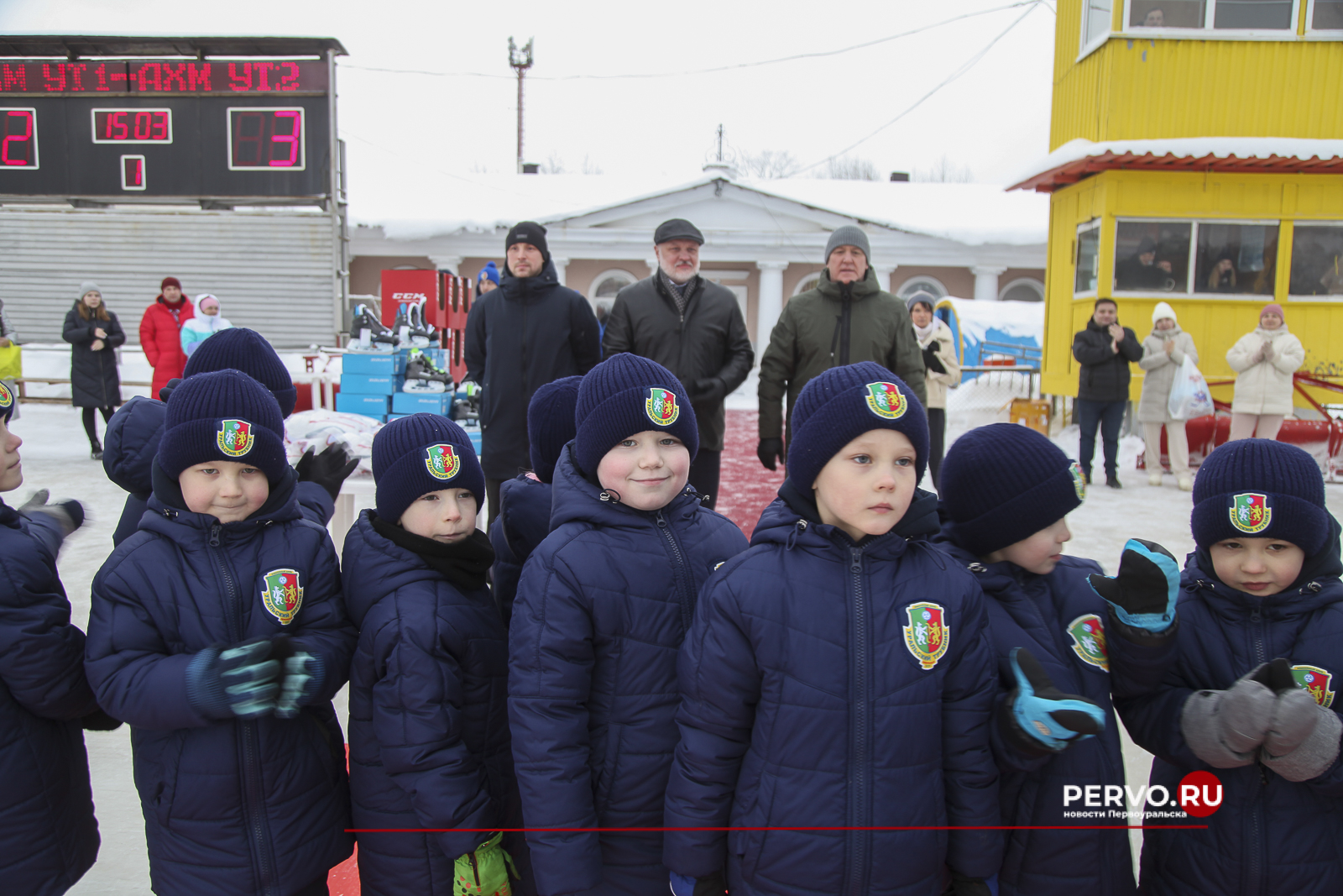 ПНТЗ вручил экипировку юным воспитанникам Академии хоккея с мячом