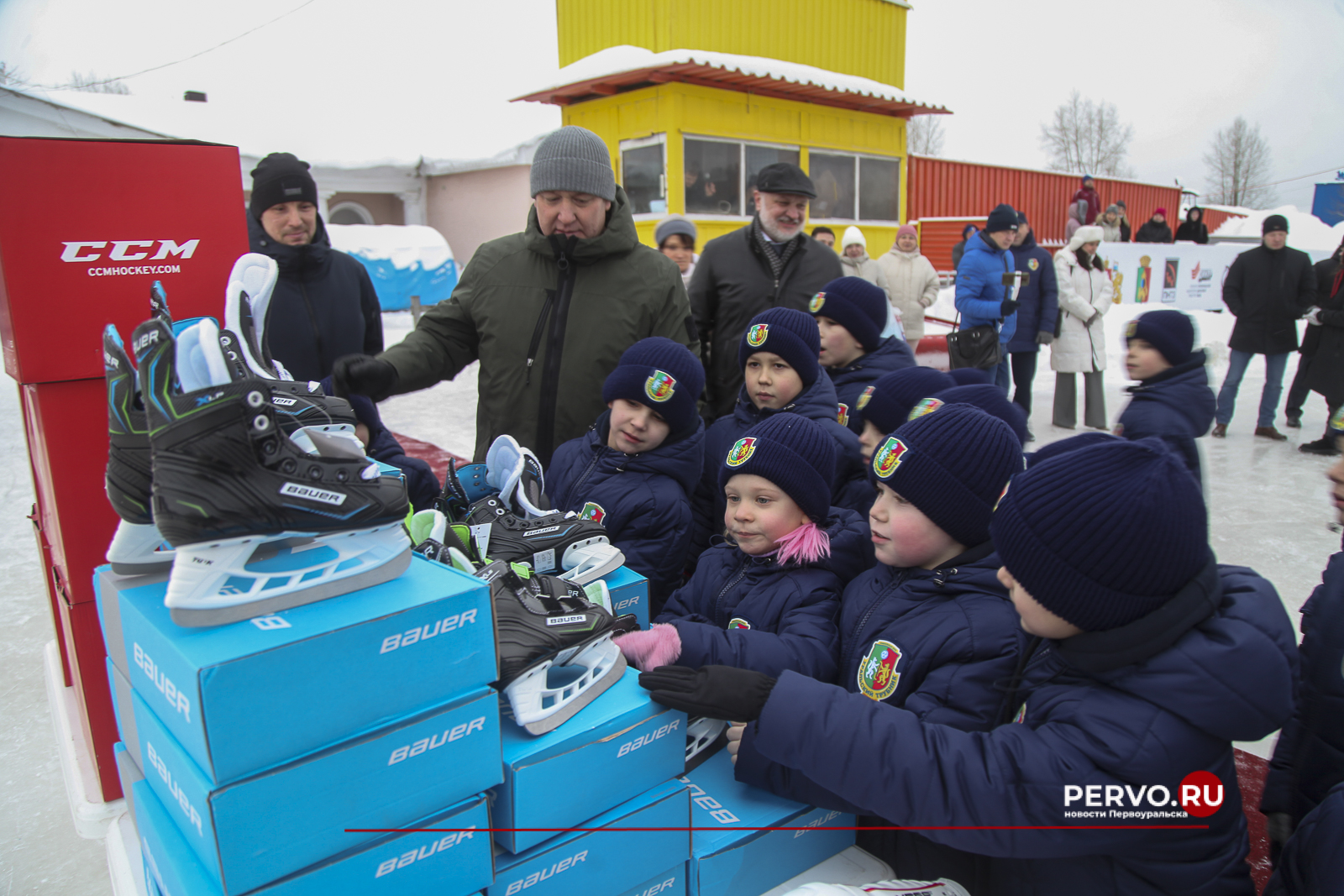 ПНТЗ вручил экипировку юным воспитанникам Академии хоккея с мячом