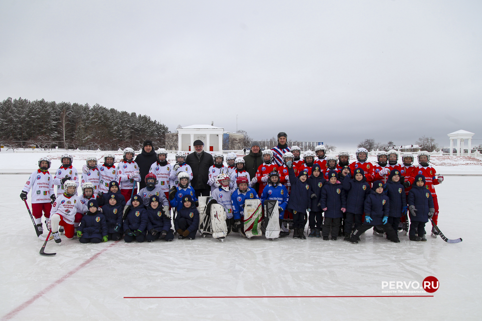ПНТЗ вручил экипировку юным воспитанникам Академии хоккея с мячом