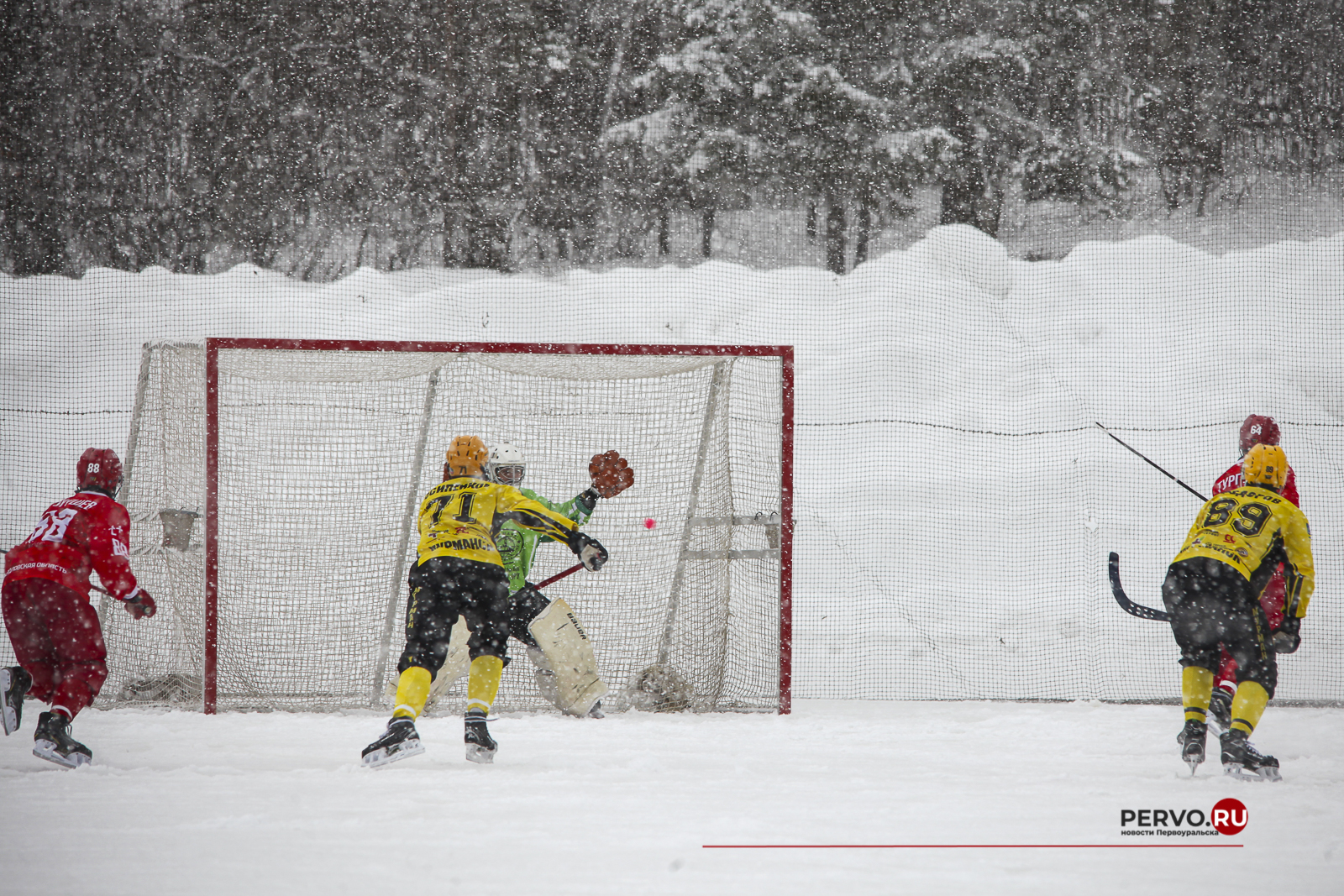СКА-Уральский Трубник в Первоуральске сыграл в ничью 5:5 Мурманом