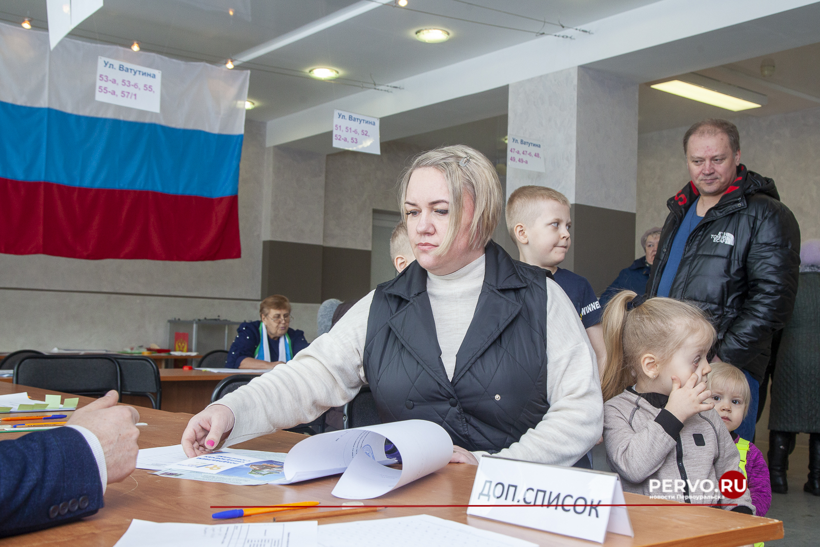 Первоуральцы принимают участие в выборах Президента РФ семьями