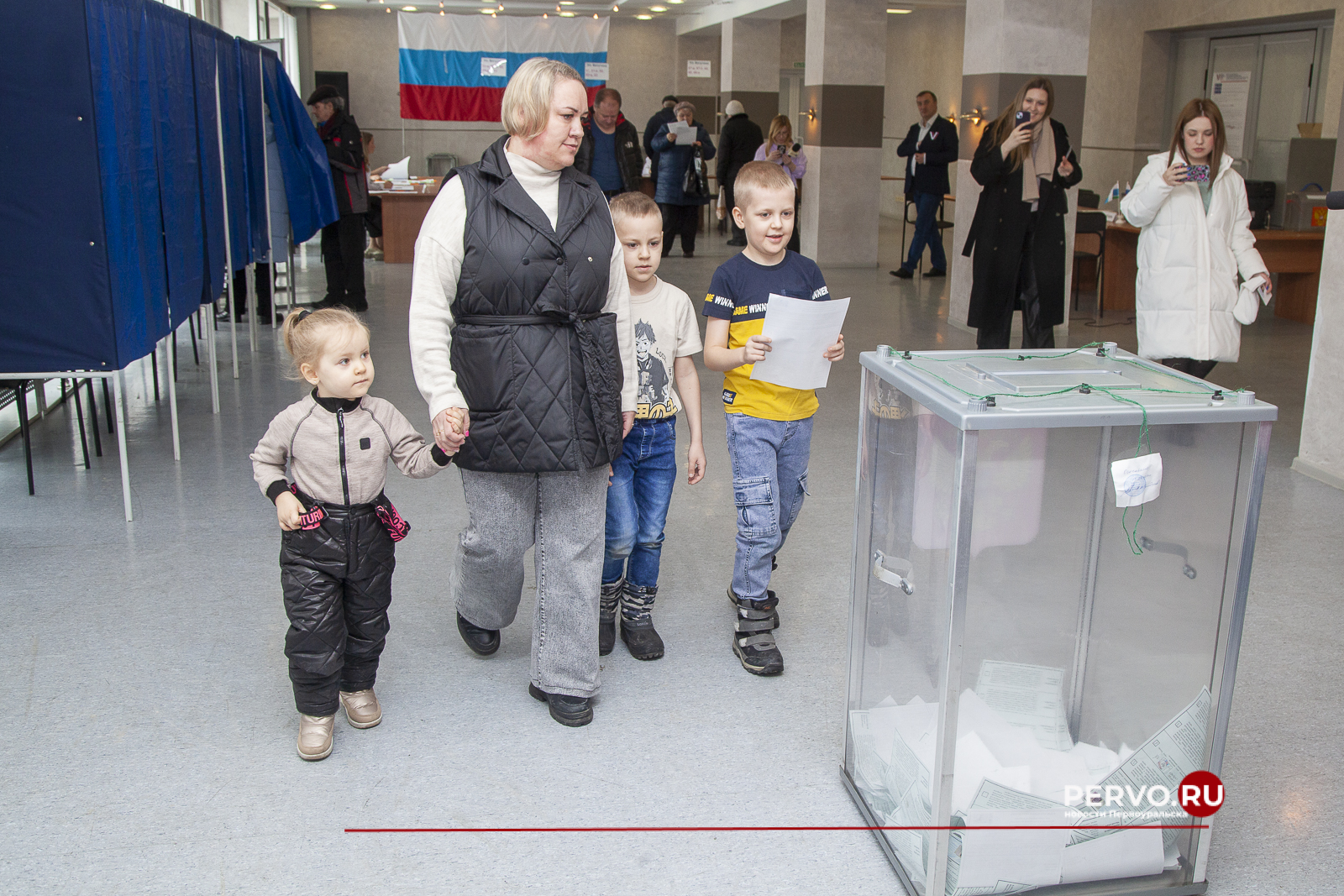 Первоуральцы принимают участие в выборах Президента Российской Федерации семьями – с детьми, внуками, родителями.