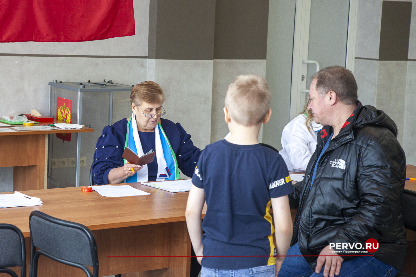 Первоуральцы принимают участие в выборах Президента Российской Федерации семьями – с детьми, внуками, родителями.