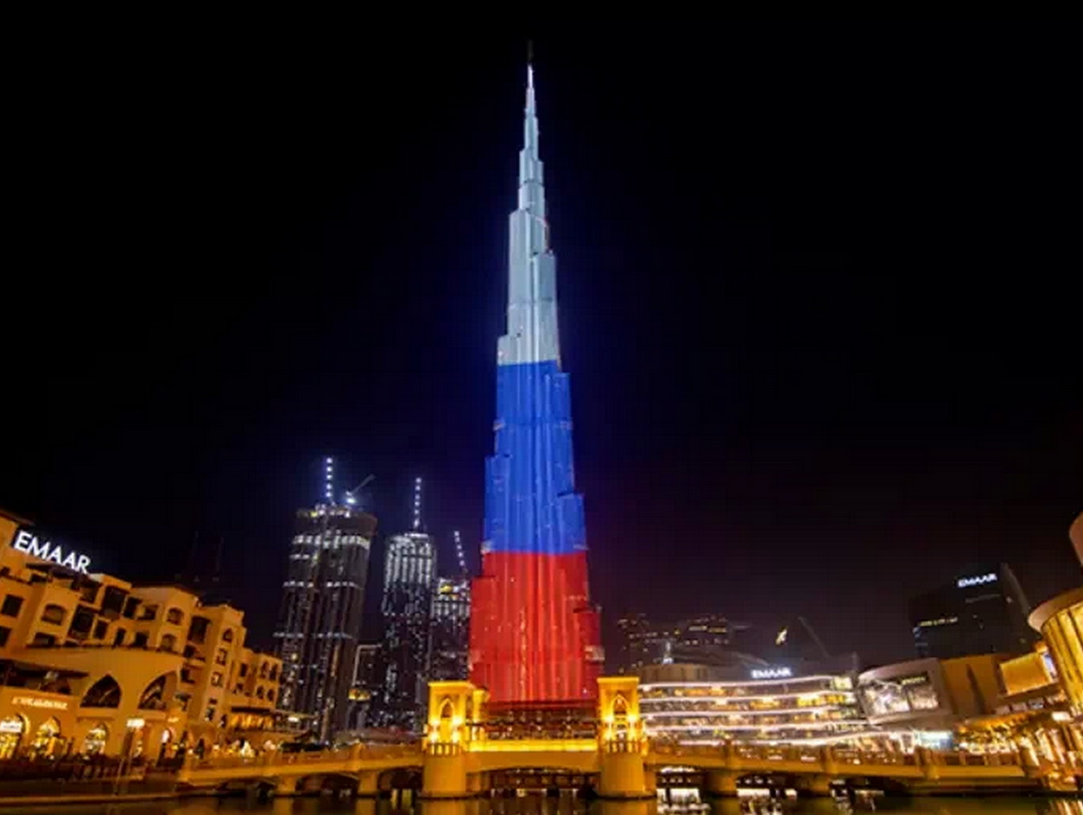 Самая высокая башня в мире окрасилась цветами флага России