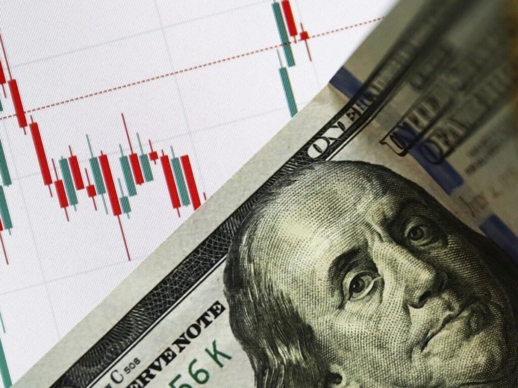 Курс доллара в начале торгов поднялся выше 93 рублей