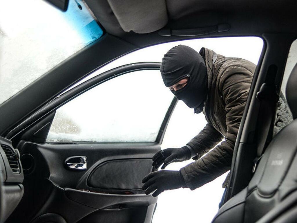 На Урале два человека напали на мужчину и угнали его машину