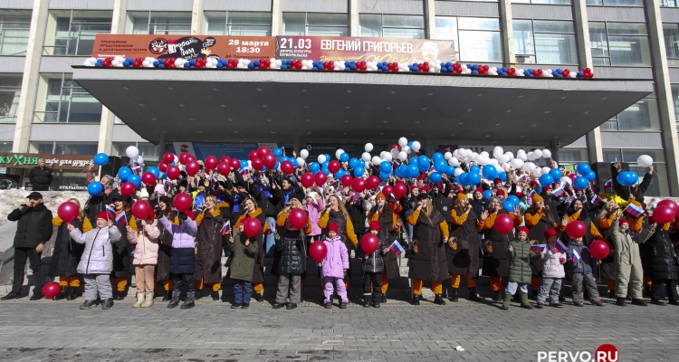 На площади Победы 500 человек спели авторскую песню «Россия». Видео