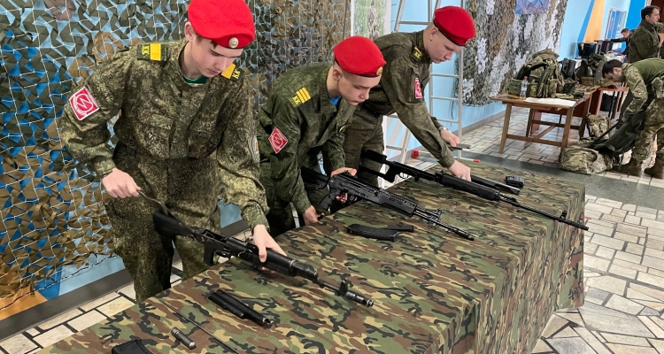 Военно-патриотическая площадка форума начала работу в Ледовом дворце
