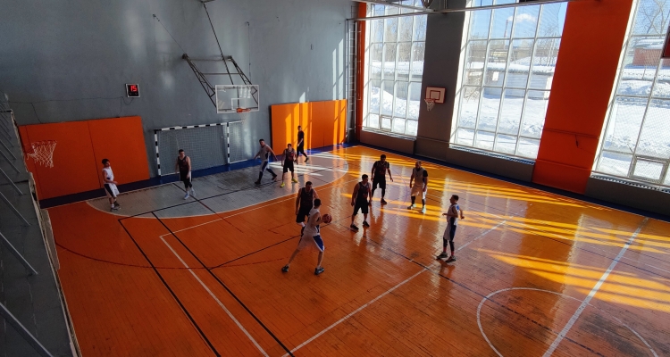 В городе продолжаются чемпионат Первоуральска по баскетболу