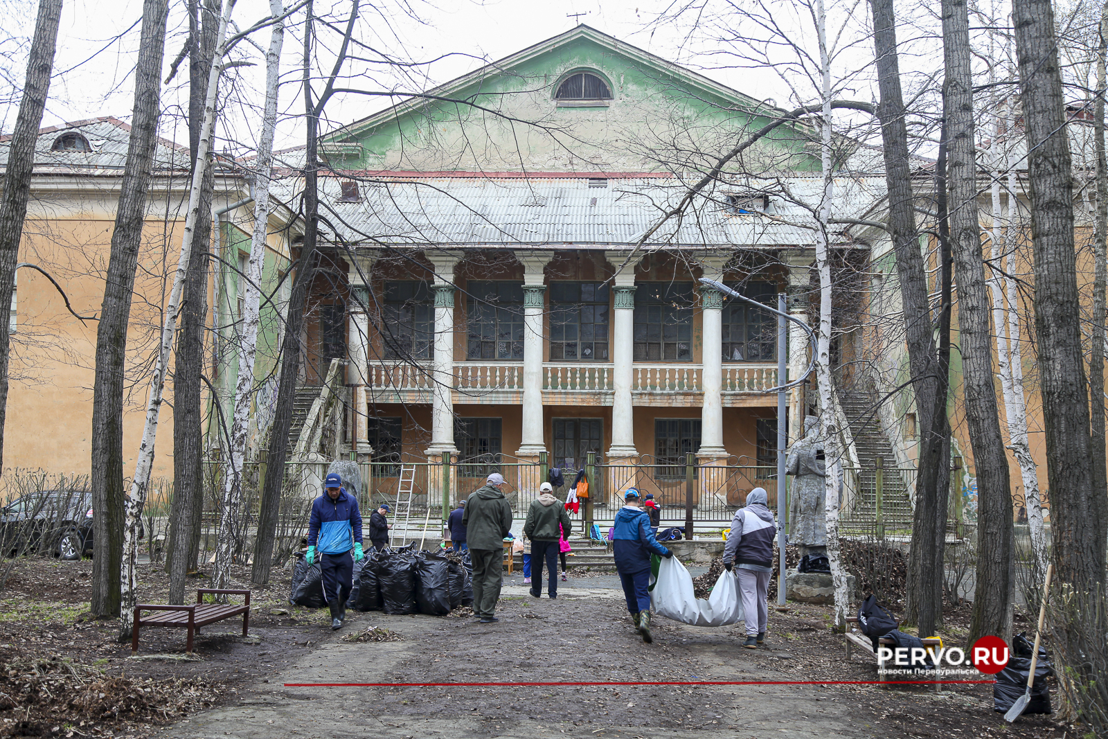 В Первоуральске парк у ДК «Горняк» привели в порядок