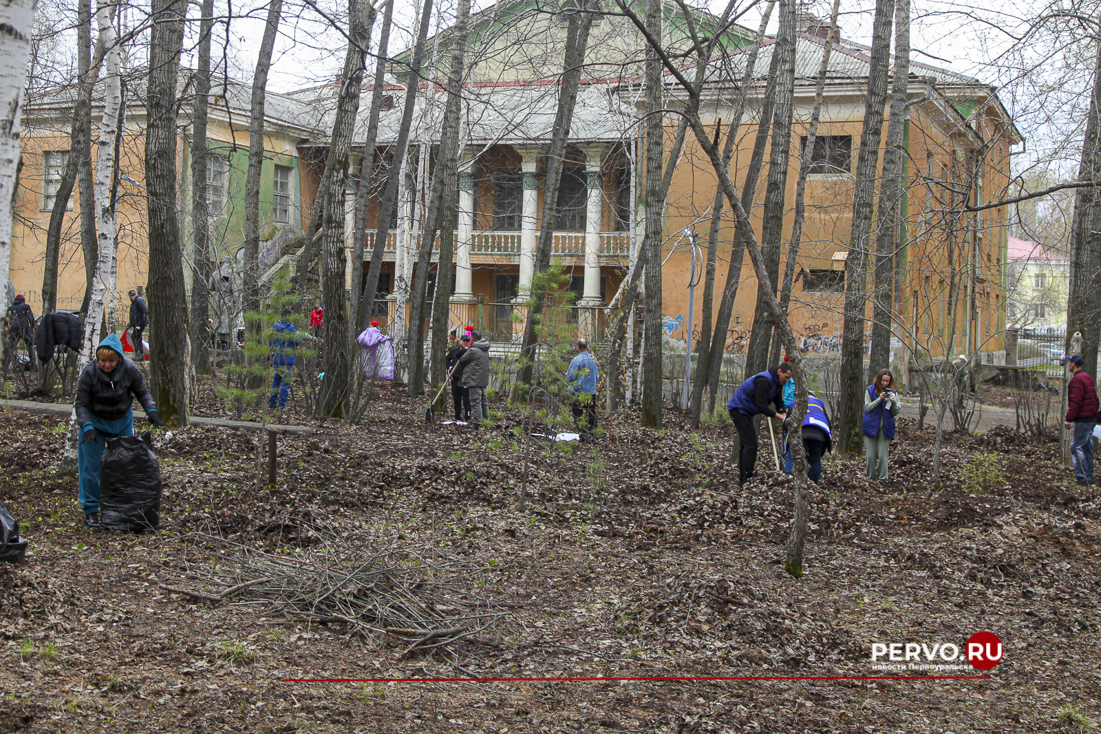 В Первоуральске парк у ДК «Горняк» привели в порядок