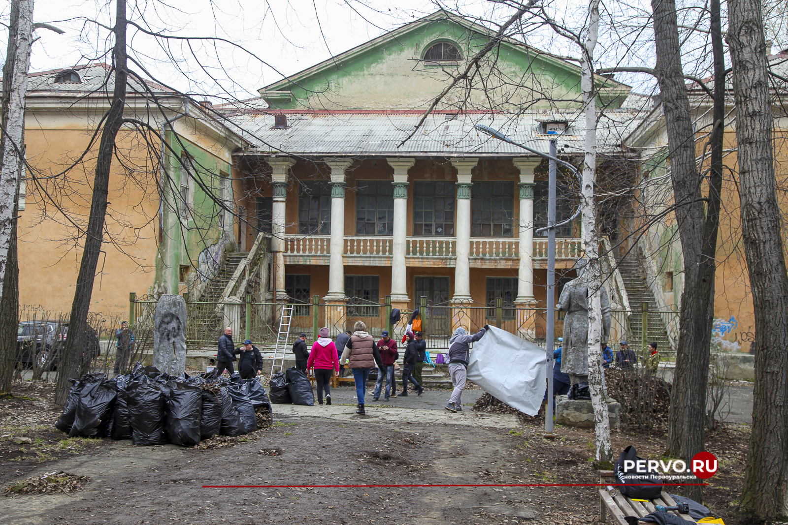 В Первоуральске парк у ДК «Горняк» привели в порядок