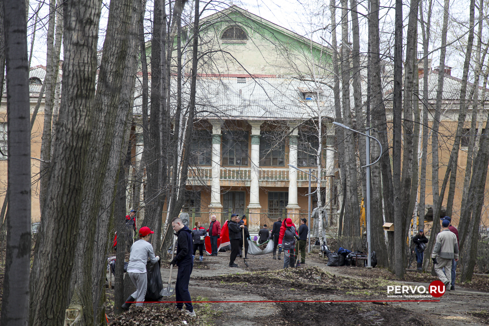 В Первоуральске парк у ДК «Горняк» привели в порядок