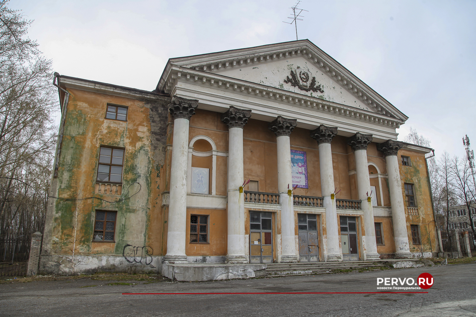 В Первоуральске парк у ДК «Горняк» привели в порядок