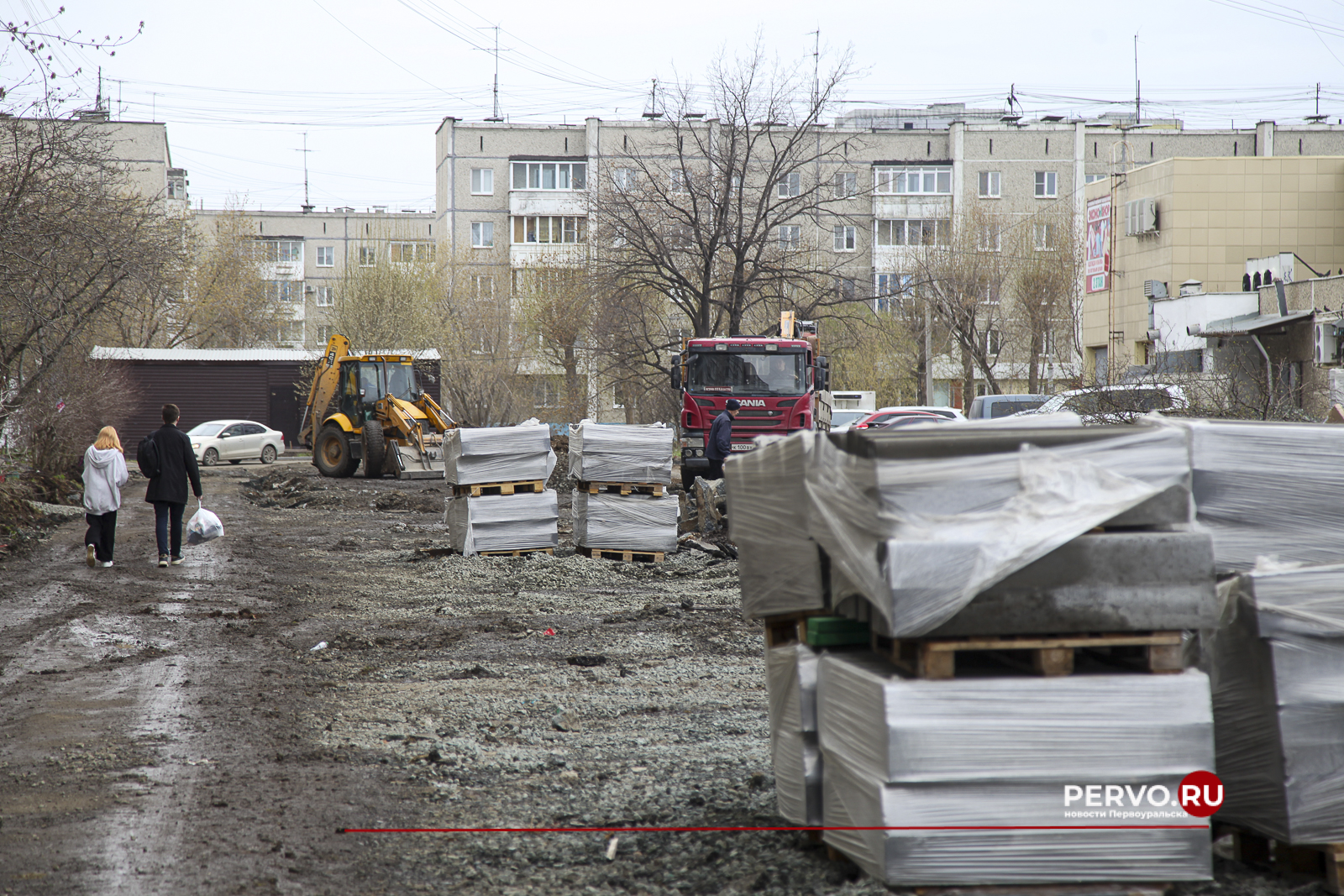 На улице Трубников в Первоуральске приступили к благоустройству дворовой территорий