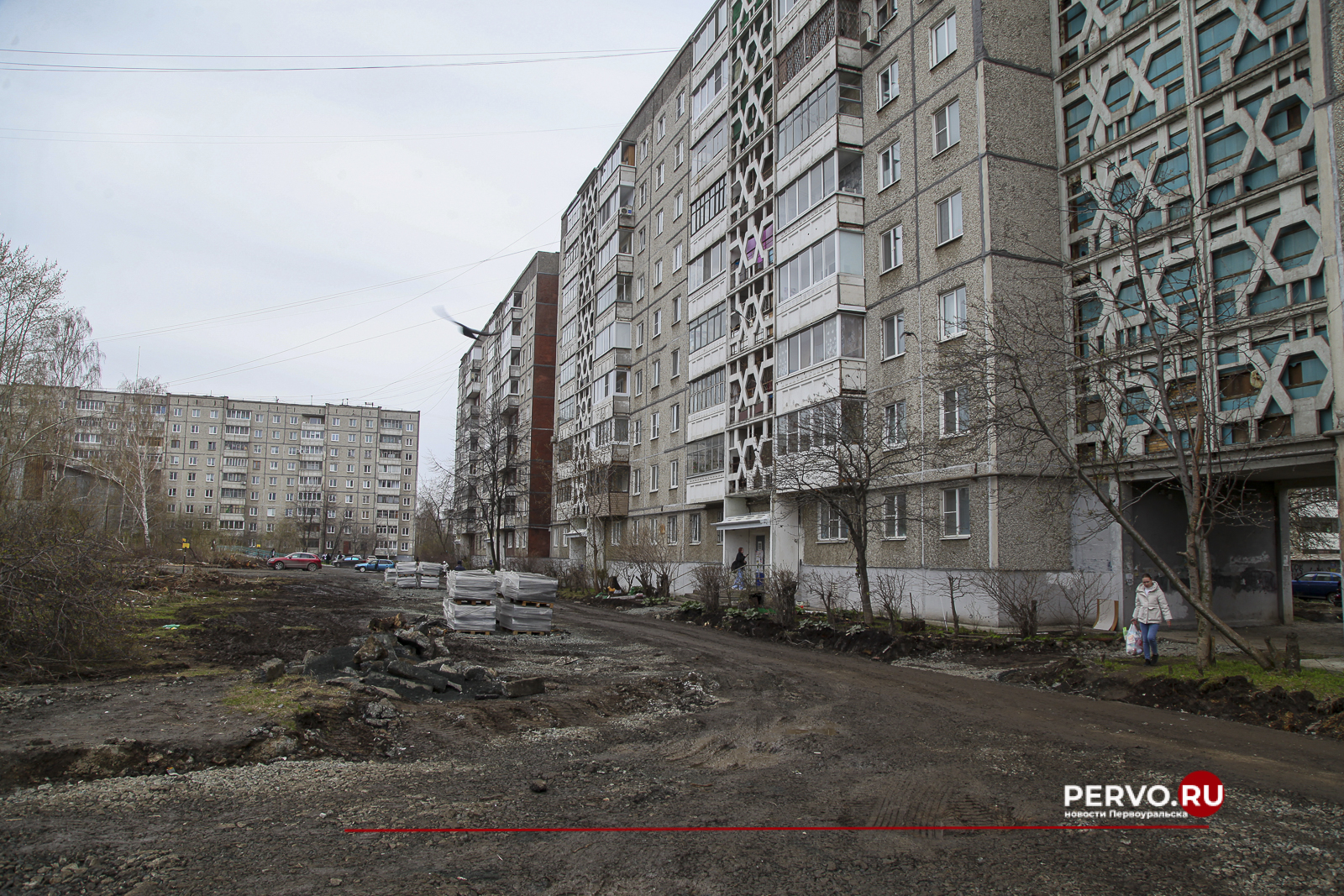 На улице Трубников в Первоуральске приступили к благоустройству дворовой территорий