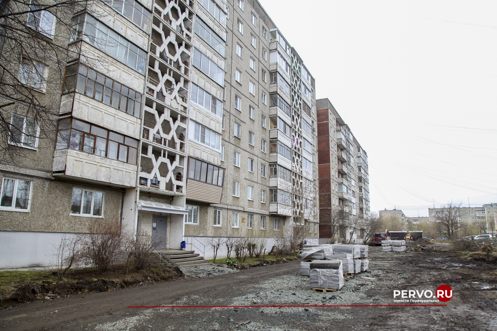 На улице Трубников в Первоуральске приступили к благоустройству дворовой территорий