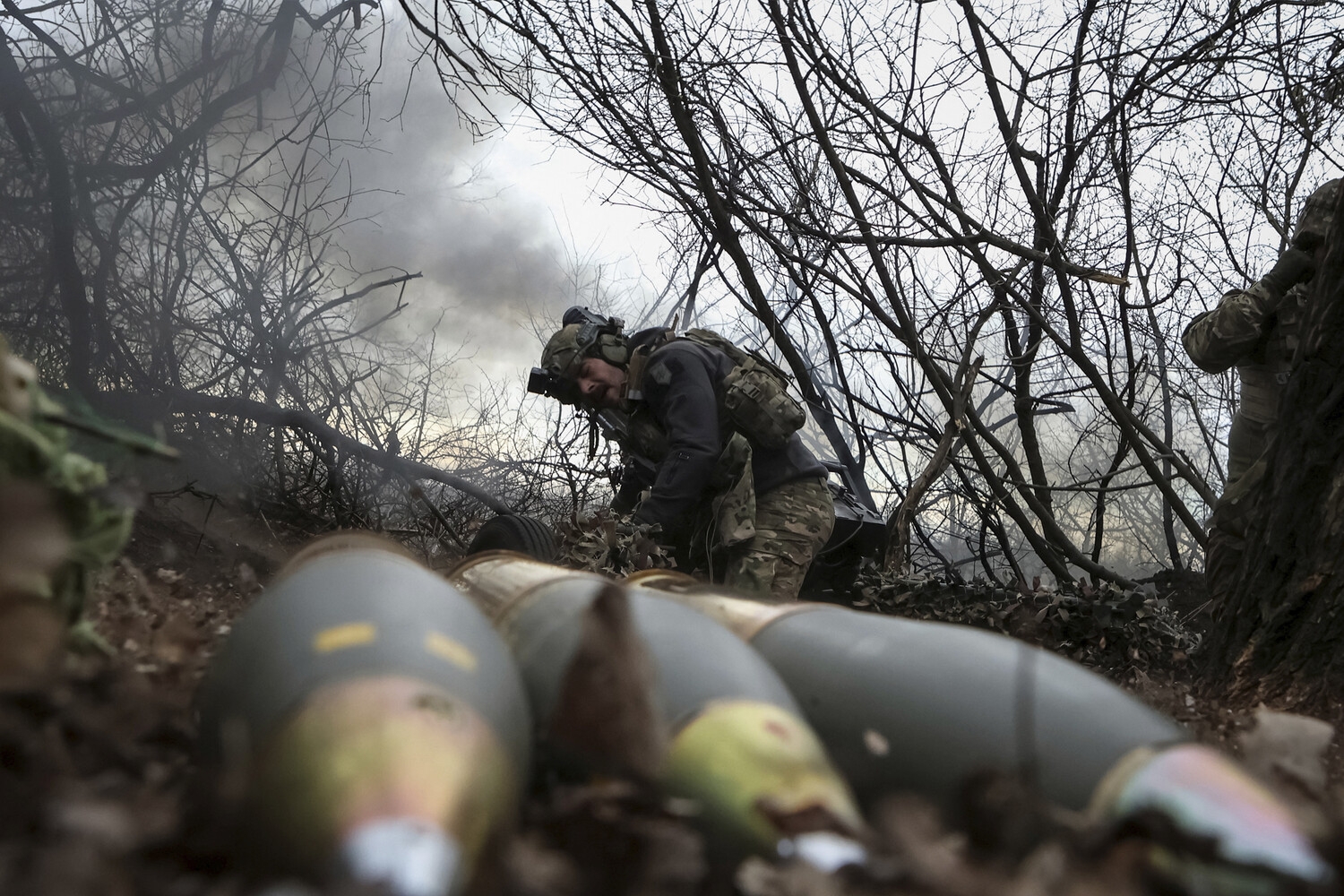 Солдаты ВСУ начали искать боеприпасы в болотах