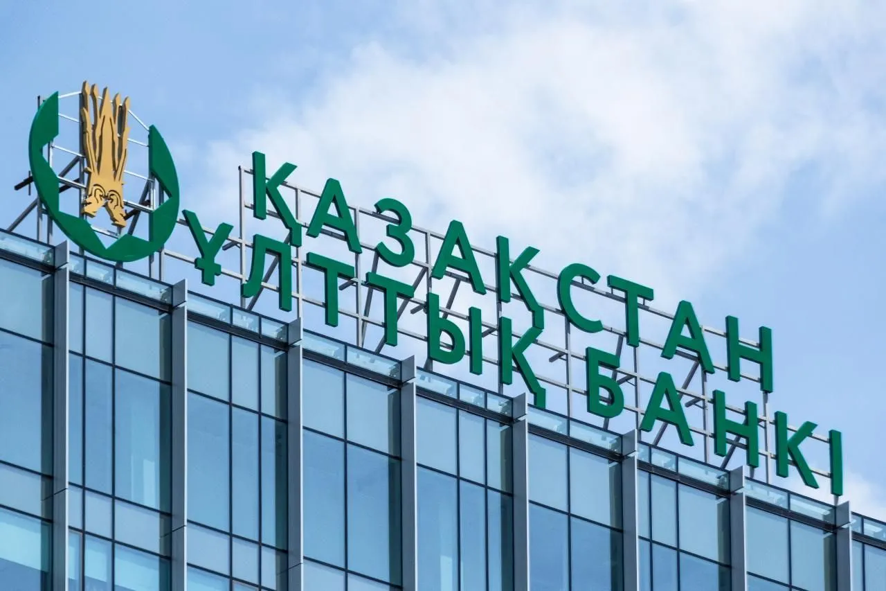 Банки Казахстана замедлили обработку переводов из РФ из-за санкций