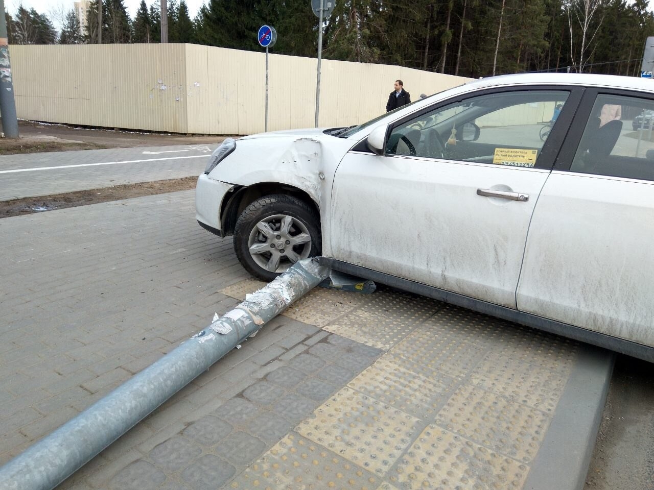 Администрация заплатит более 170 тысяч рублей за упавший на машину столб