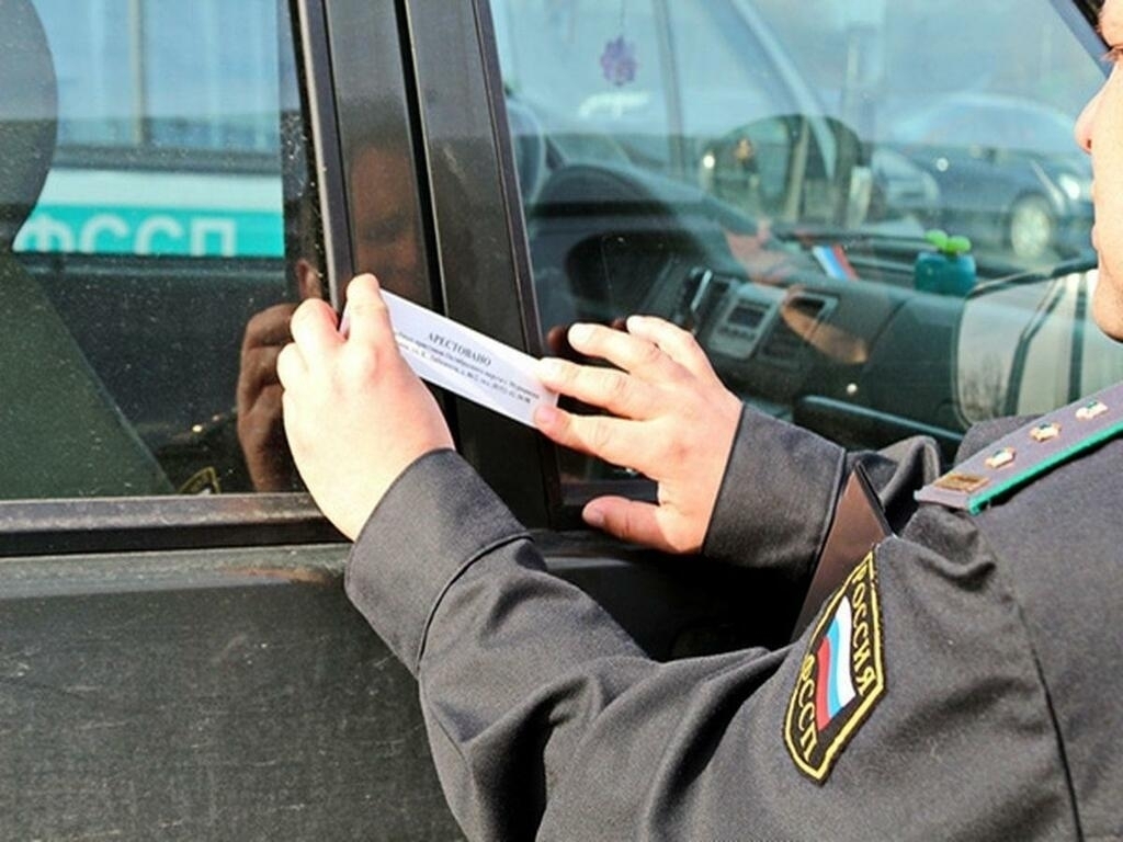 У «Баку Плаза» судебные приставы арестовали автомобиль за лихую езду